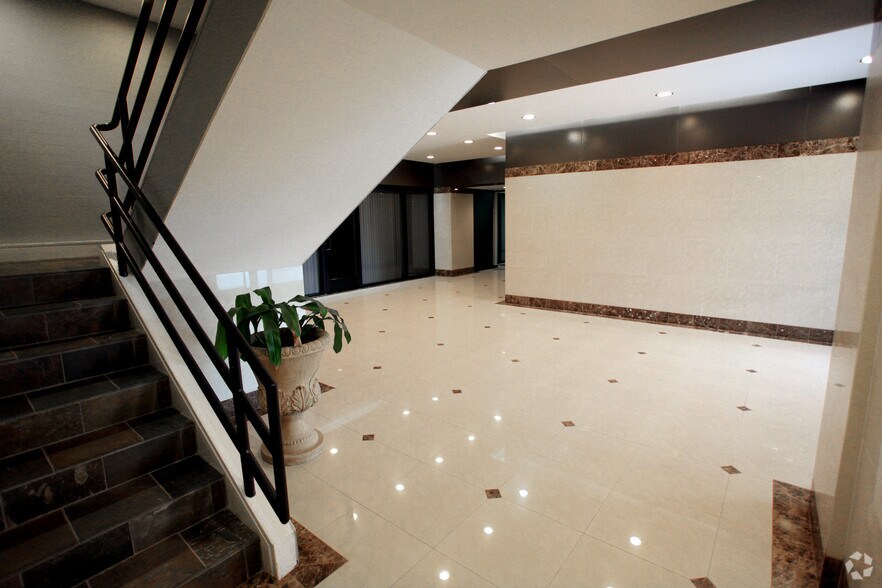 More Photos Of 555 W Redondo Beach Blvd, Gardena Office For Lease