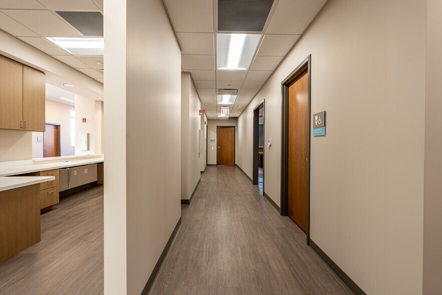 More Photos Of 140 Hansen Blvd, North Aurora Medical For Lease