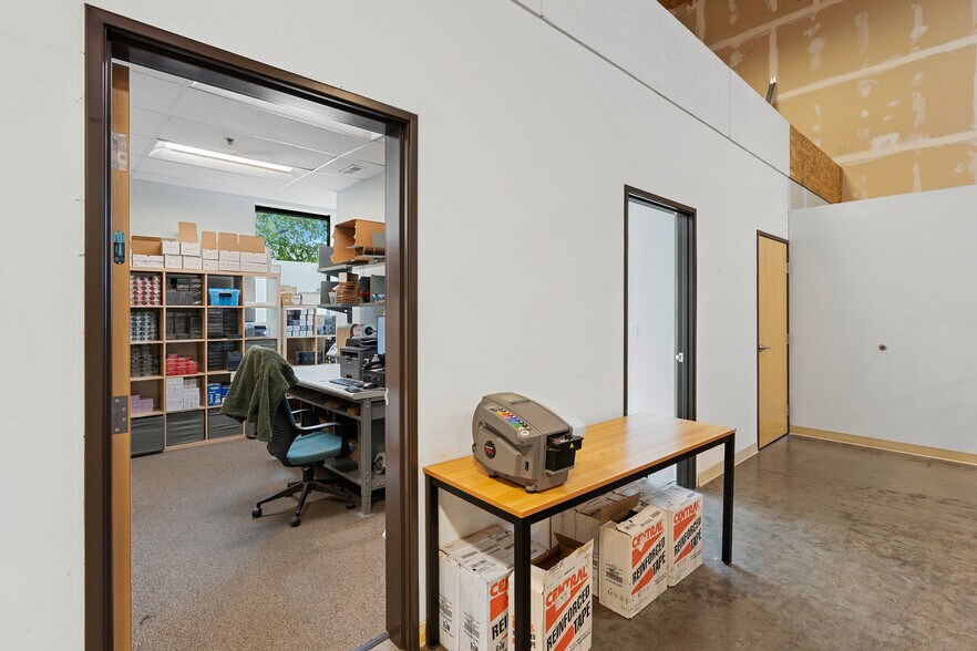 More Photos Of 5900 NE 88th St, Vancouver Distribution For Lease