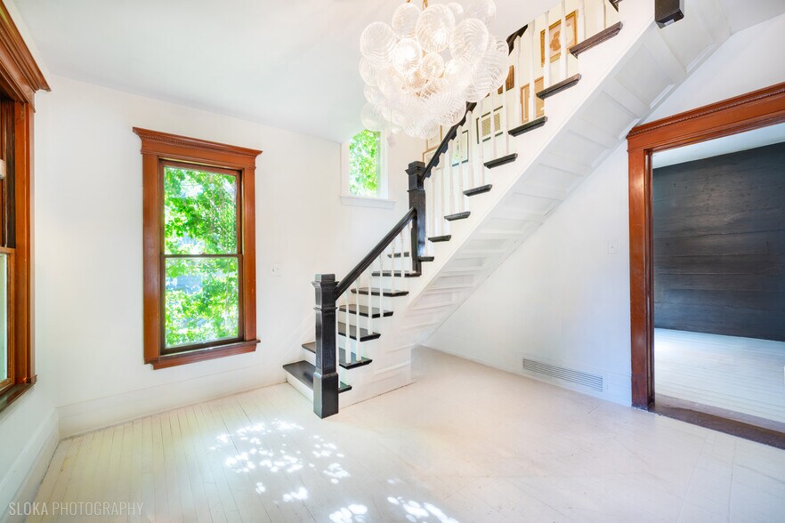 More Photos Of 428 W State St, Geneva Freestanding For Sale