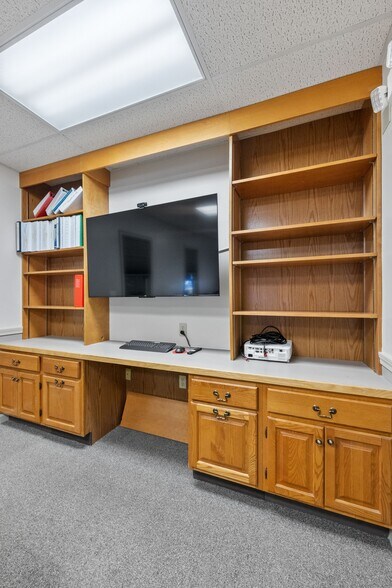 More Photos Of 214 Lake St, Bristol Office For Sale