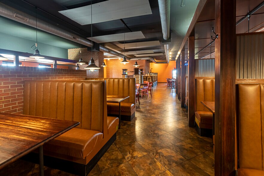 More Photos Of 2700 17th St, Marion General Retail For Sale