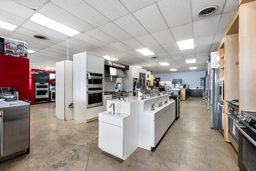 More Photos Of 3101 N 10th St, McAllen General Retail For Lease