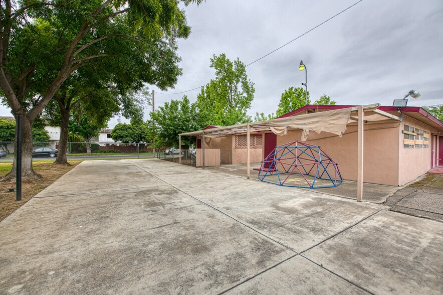 More Photos Of 3311-3315 E Sierra Madre Ave, Fresno Daycare Center For Sale