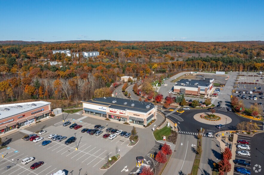 More Photos Of 1 Highland Cmn W, Hudson Unknown For Lease