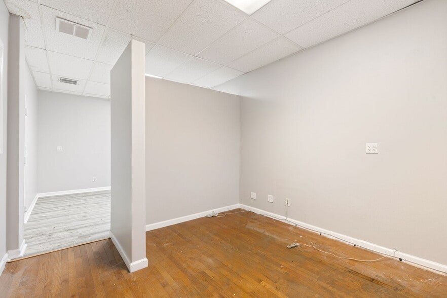 More Photos Of 1293 Clove Rd, Staten Island Office For Lease