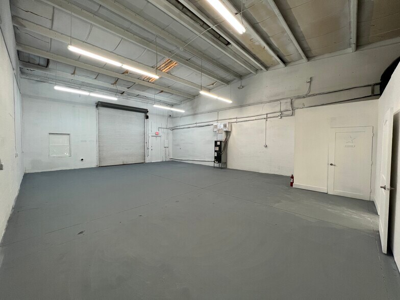 More Photos Of 12505 66th St N, Largo Warehouse For Lease