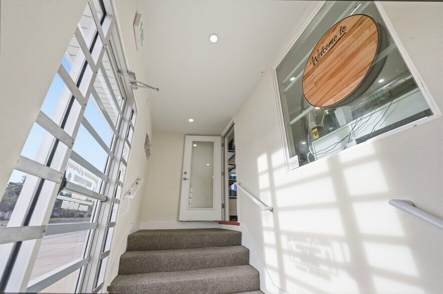 More Photos Of 25 Sheridan Blvd, Lakewood Freestanding For Sale