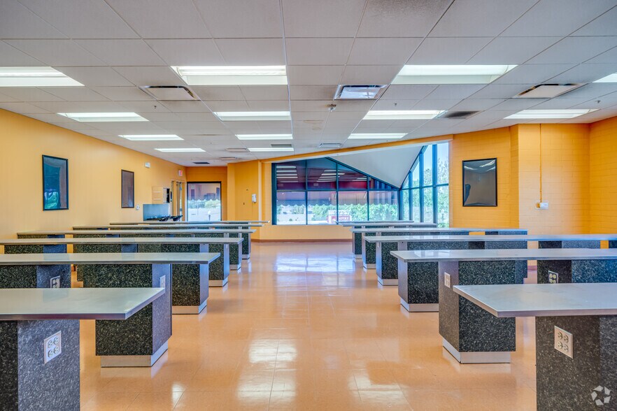 More Photos Of 2727 W Glendale Ave, Phoenix Office For Lease