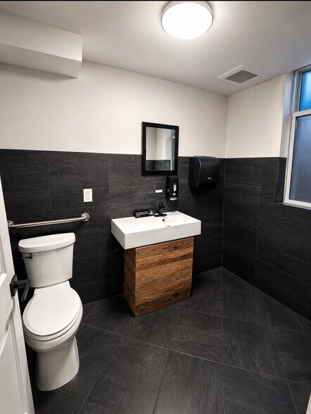 More Photos Of 319 Wythe Ave, Brooklyn General Retail For Lease