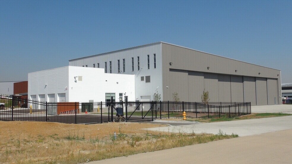 More Photos Of 8156 Interport Blvd, Englewood Airplane Hangar For Lease