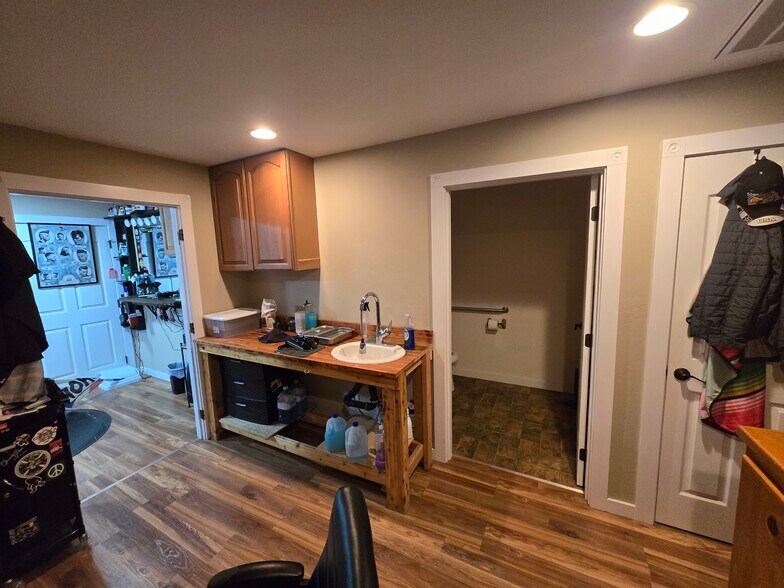More Photos Of 616 Hemlock St, Brookings Office For Sale