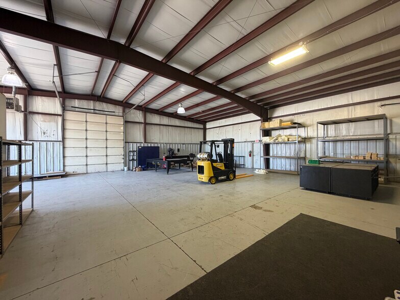 More Photos Of 1505-1509 Commerce St, Yukon Warehouse For Lease