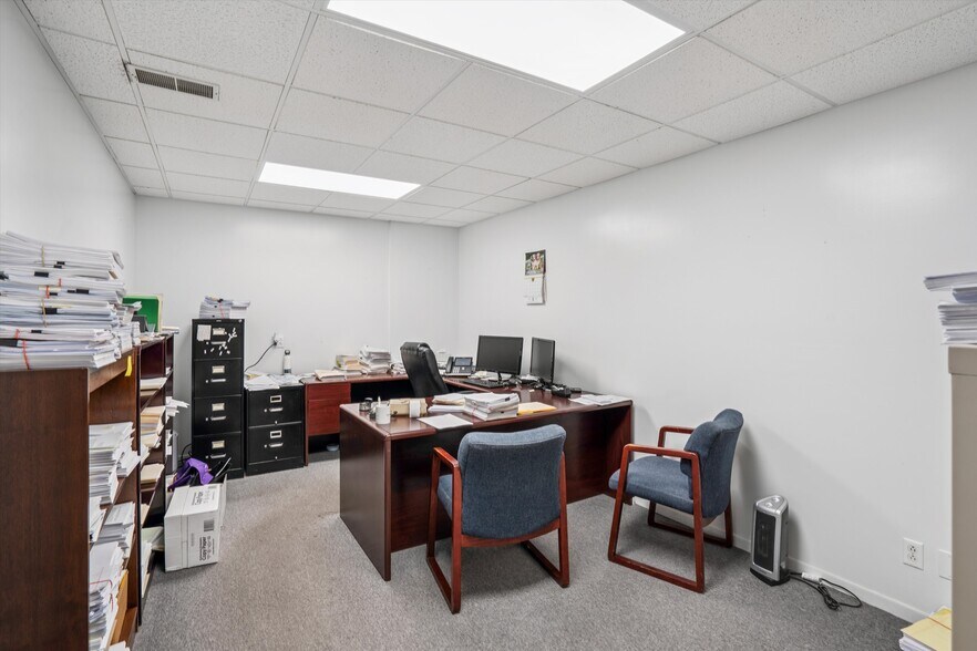 More Photos Of 2721 SW 30th St, Des Moines Office For Sale
