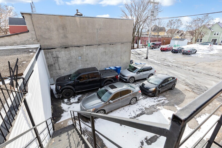 More Photos Of 298-300 Ch du Bord-du-Lac-Lakeshore, Pointe-claire Storefront For Lease