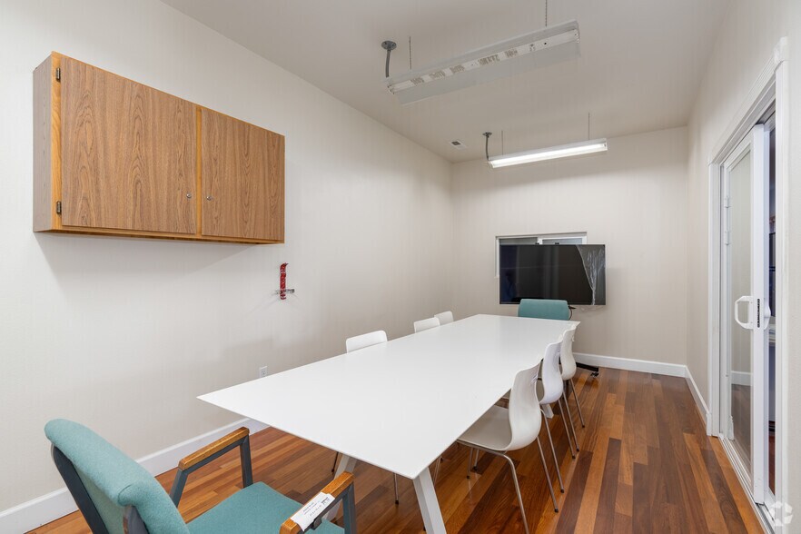 More Photos Of 2435 SE 10th Ave, Portland Industrial For Sale