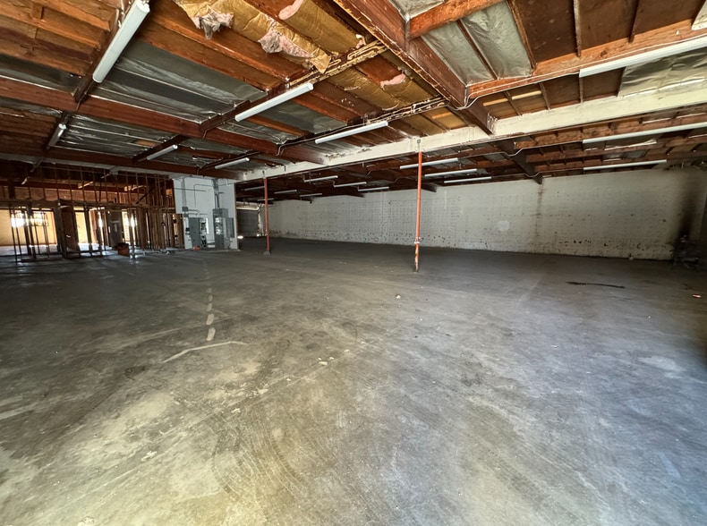 More Photos Of 13607 Saticoy St, Van Nuys Manufacturing For Lease
