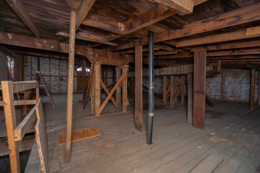 More Photos Of 1 N State St, Lexington Showroom For Sale