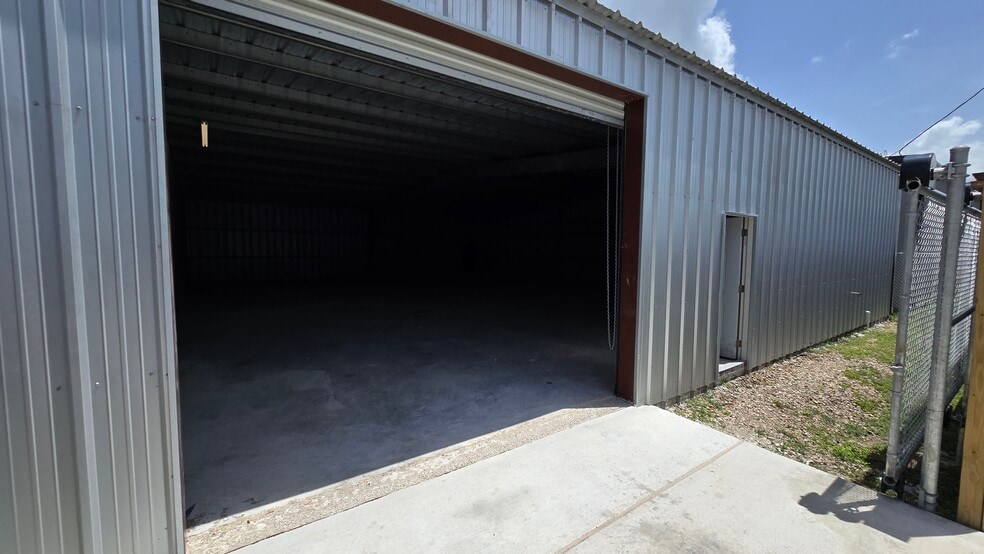 More Photos Of 1618 Callaway Dr, Alvin Warehouse For Lease