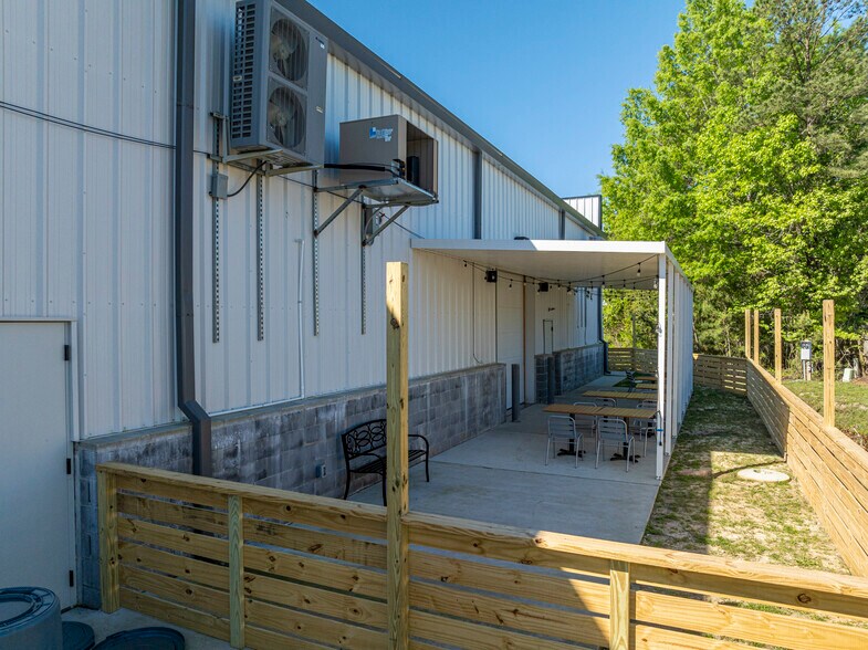 More Photos Of 8120 Windsor Hill Blvd, North Charleston Light Distribution For Sale