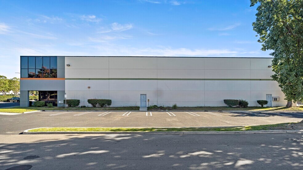 More Photos Of 4475 Eucalyptus Ave, Chino Warehouse For Lease