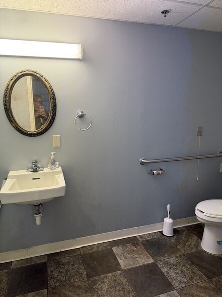 More Photos Of 126 S Turnpike Rd, Wallingford Warehouse For Lease