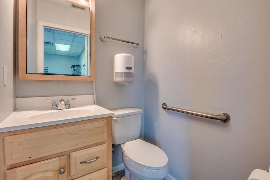 More Photos Of 931-939 NE 7th St, Cape Coral Warehouse For Sale