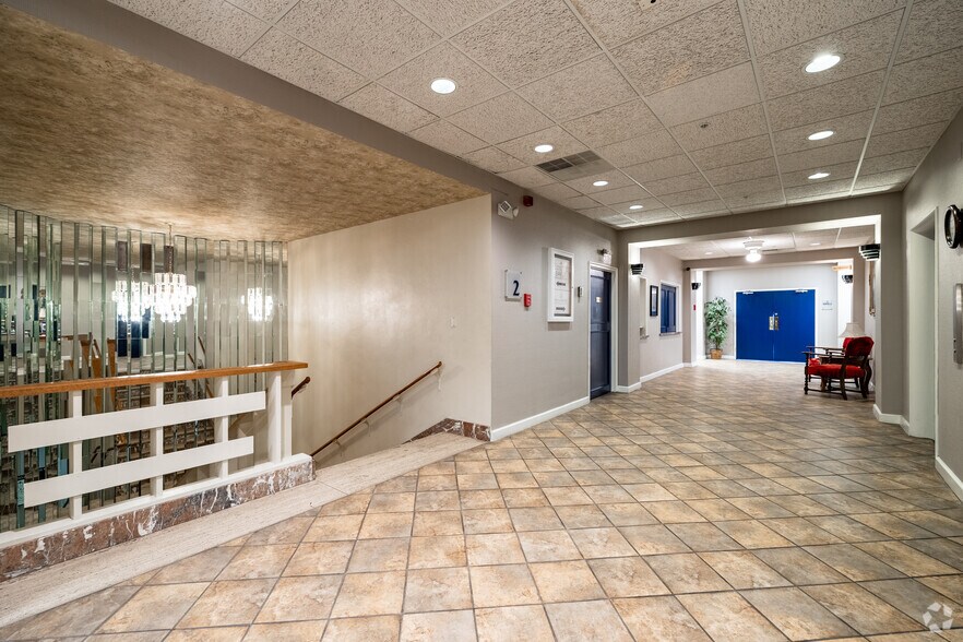 More Photos Of 17 E 2nd Ave, Hutchinson Apartments For Lease