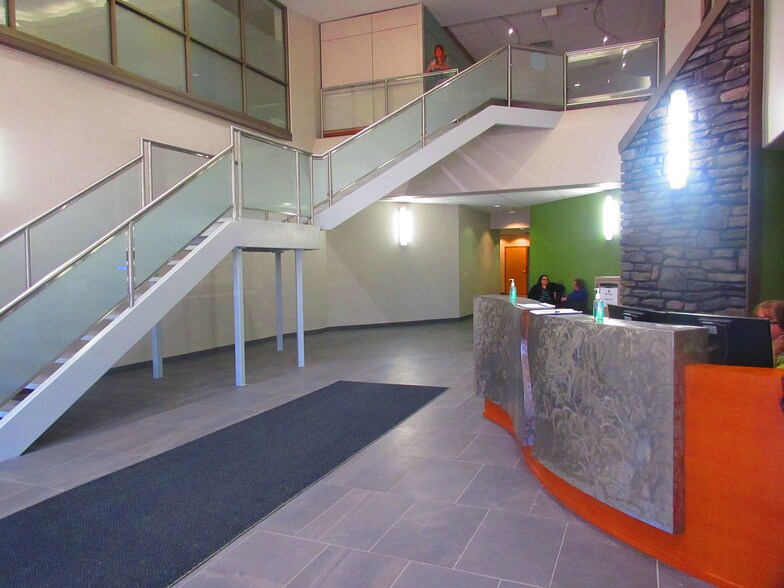 More Photos Of 2609 15 St NE, Calgary Office For Lease