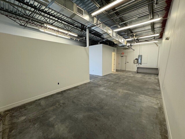 More Photos Of 7361 International Pl, Sarasota Showroom For Lease