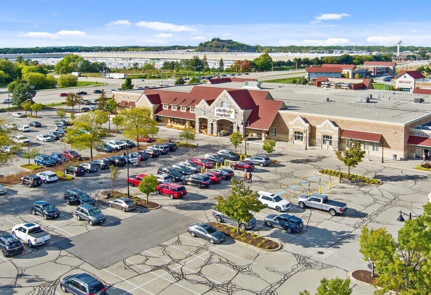 More Photos Of 1300-1380 Pabst Farms Blvd, Oconomowoc General Retail For Lease