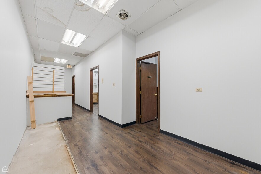 More Photos Of 8507 S Roberts Rd, Justice Veterinarian Kennel For Sale