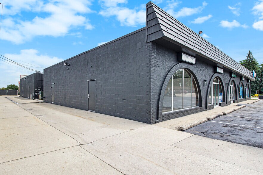 More Photos Of 1800 W 14 Mile Rd, Royal Oak Freestanding For Lease