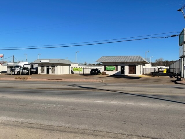 More Photos Of 2229 W Division St, Arlington Self Storage For Lease