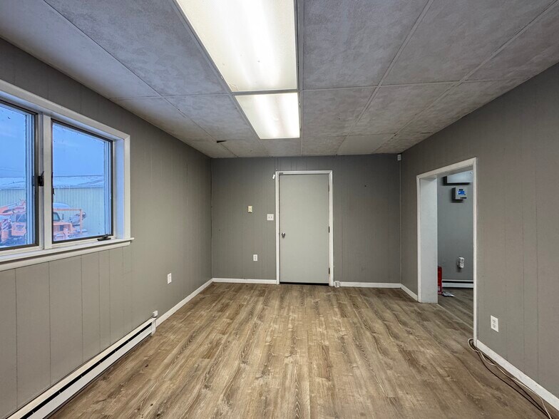 More Photos Of 815 Meridian St, Sault Sainte Marie Distribution For Sale