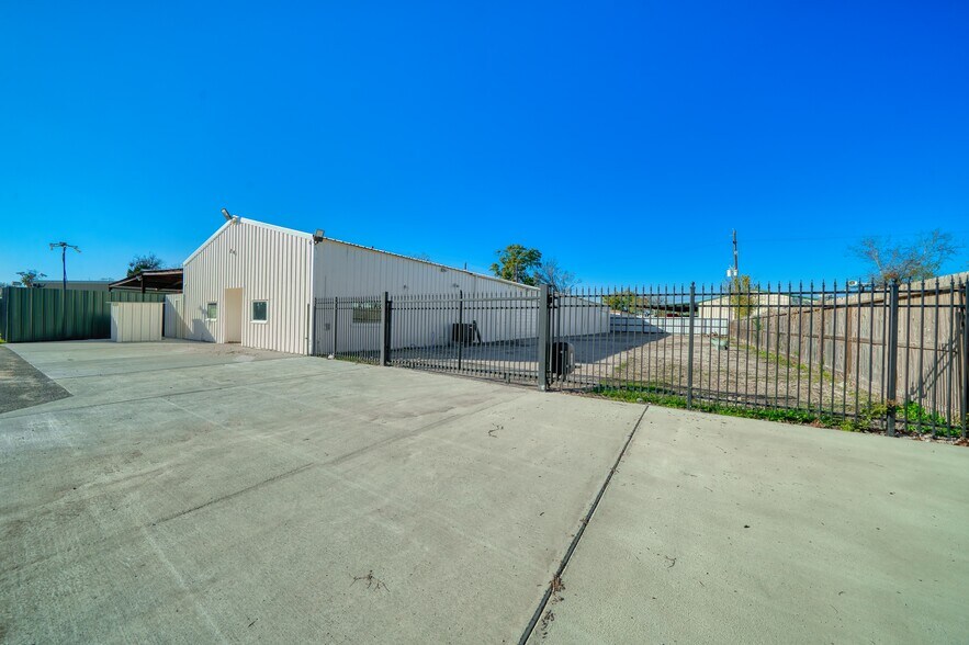 More Photos Of 9206 Thomasville Dr, Houston Warehouse For Sale