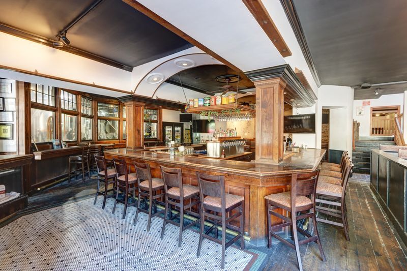 More Photos Of 21 W Bay St, Savannah Restaurant For Lease