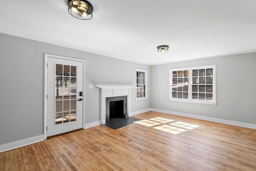 More Photos Of 720 Main st, Canton Bank For Lease