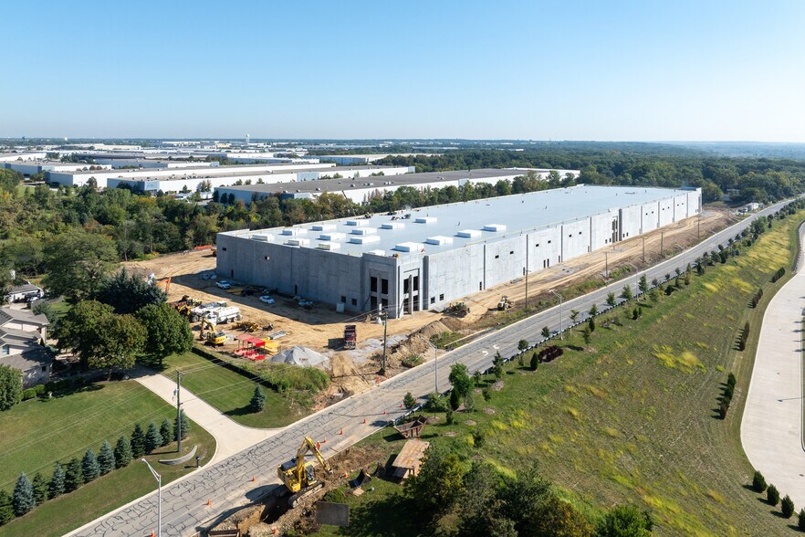 More Photos Of 17658 Bluff Rd, Woodridge Distribution For Lease