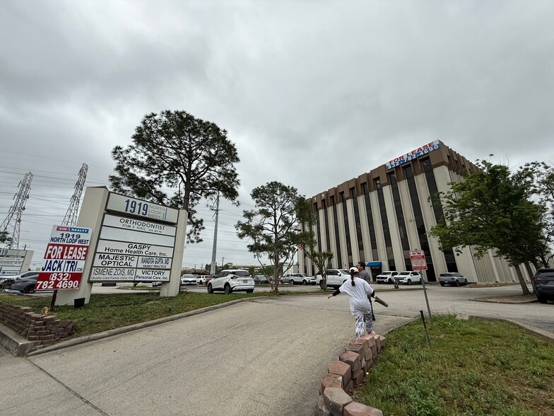 More Photos Of 1919 N Loop W, Houston Medical For Lease
