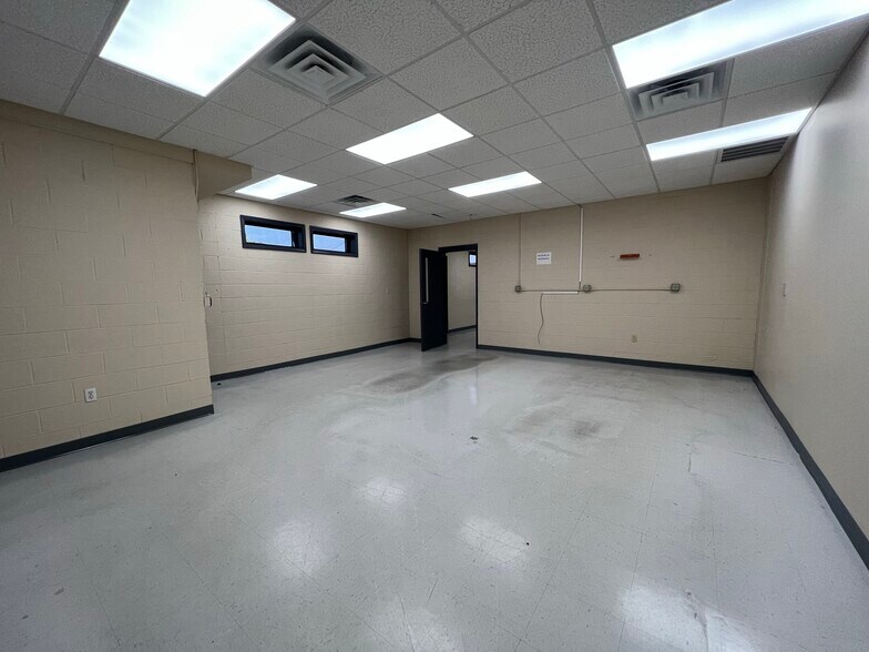 More Photos Of 1725 Louisville Dr, Knoxville Office For Lease