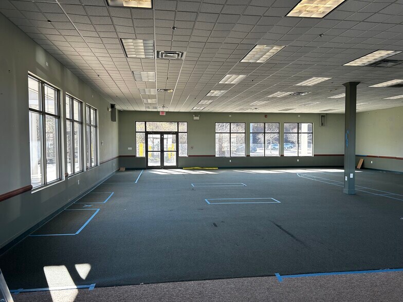 More Photos Of 727-737 Centre of New England Blvd, Coventry Storefront For Lease