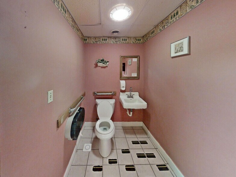 More Photos Of 137 Main St E, Girard Restaurant For Sale