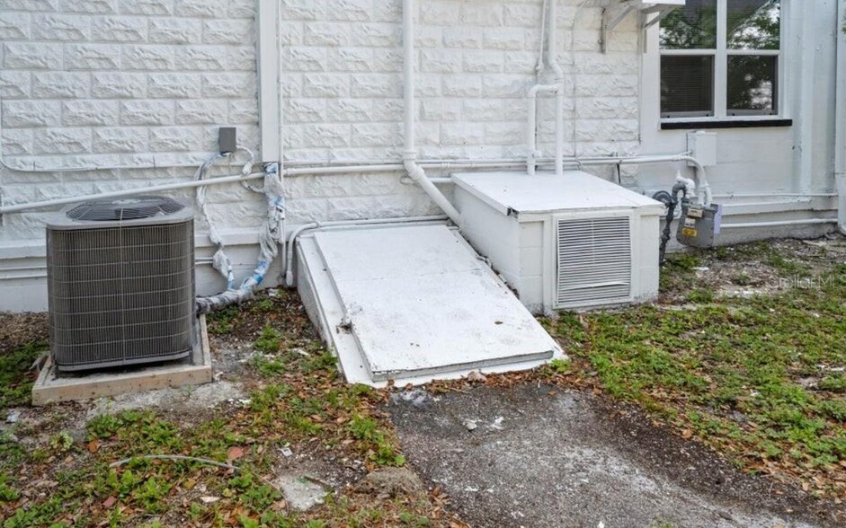 More Photos Of 934 S Ridgewood Ave, Daytona Beach Sorority Fraternity House For Sale