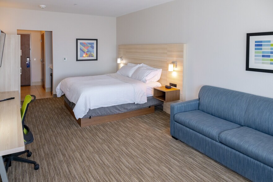 More Photos Of 650 W Wells St, Blythe Hotel For Sale