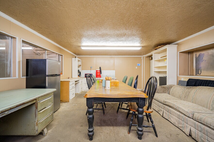 More Photos Of 118 Industrial Blvd, Kilgore Flex For Lease