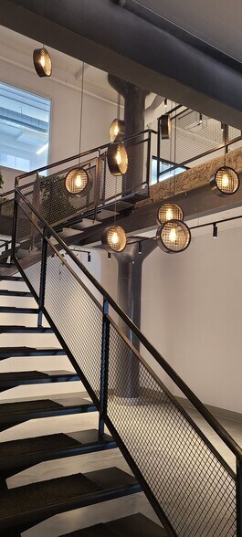 More Photos Of 45 Ch Bates, Outremont Office For Lease