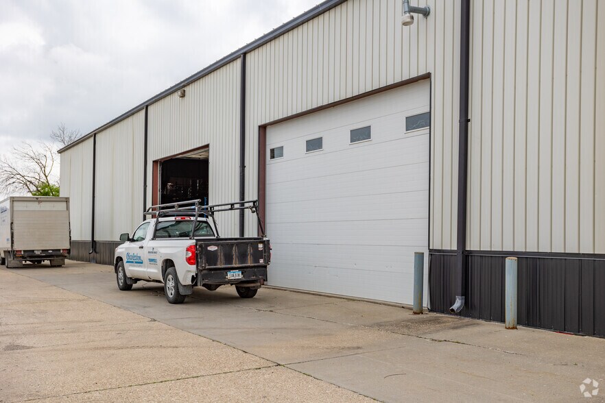 More Photos Of 5727 NE 16th St, Des Moines Warehouse For Lease