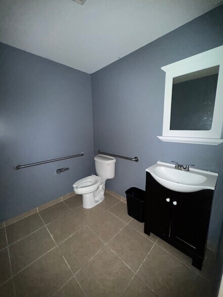 More Photos Of 450-494 NW Lake Whitney Pl, Port Saint Lucie Warehouse For Lease