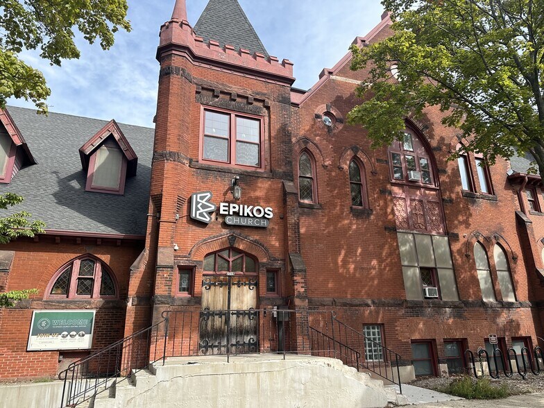 More Photos Of 2308 E Belleview Pl, Milwaukee Specialty For Sale